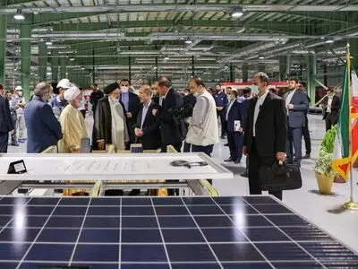 بازدید رئیس جمهور از صنایع تولیدی تجهیزات نیروگاه‌های خورشیدی 
