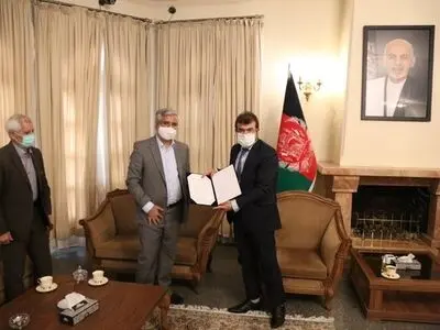 امضای دفتر یادبود جان باختگان حمله به دانشگاه کابل توسط انجمن اسلامی مدرسین دانشگاه‌ها