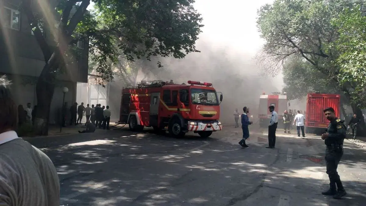 مصدومیت دو آتشنشان در عملیات اطفای حریق یک کارگاه کفاشی در تبریز