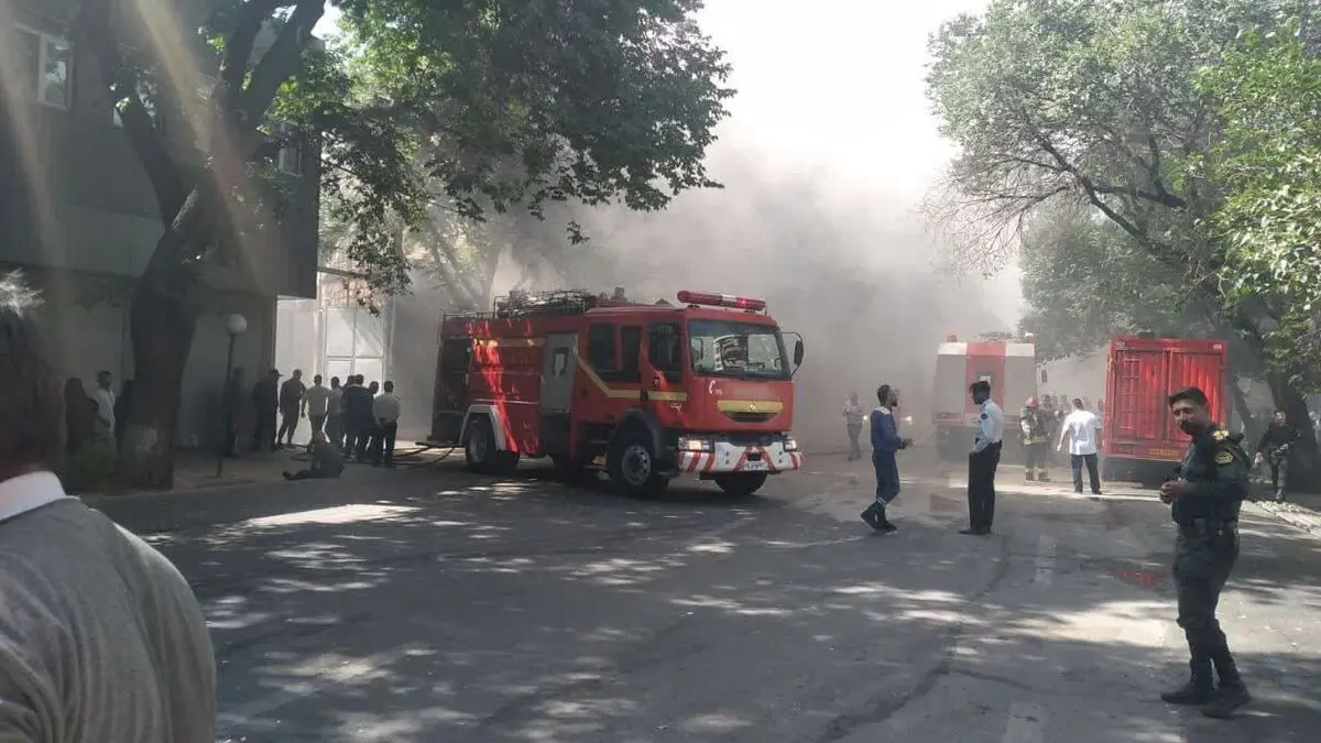 مصدومیت دو آتش‌نشان در عملیات اطفای حریق یک کارگاه کفاشی در تبریز 
