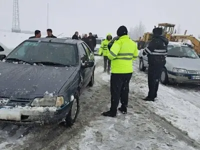 امداد رسانی پلیس به بیش از ۹۰۰ خودرو گرفتار شده در برف آذربایجان غربی / معابر استان لغزنده هستند