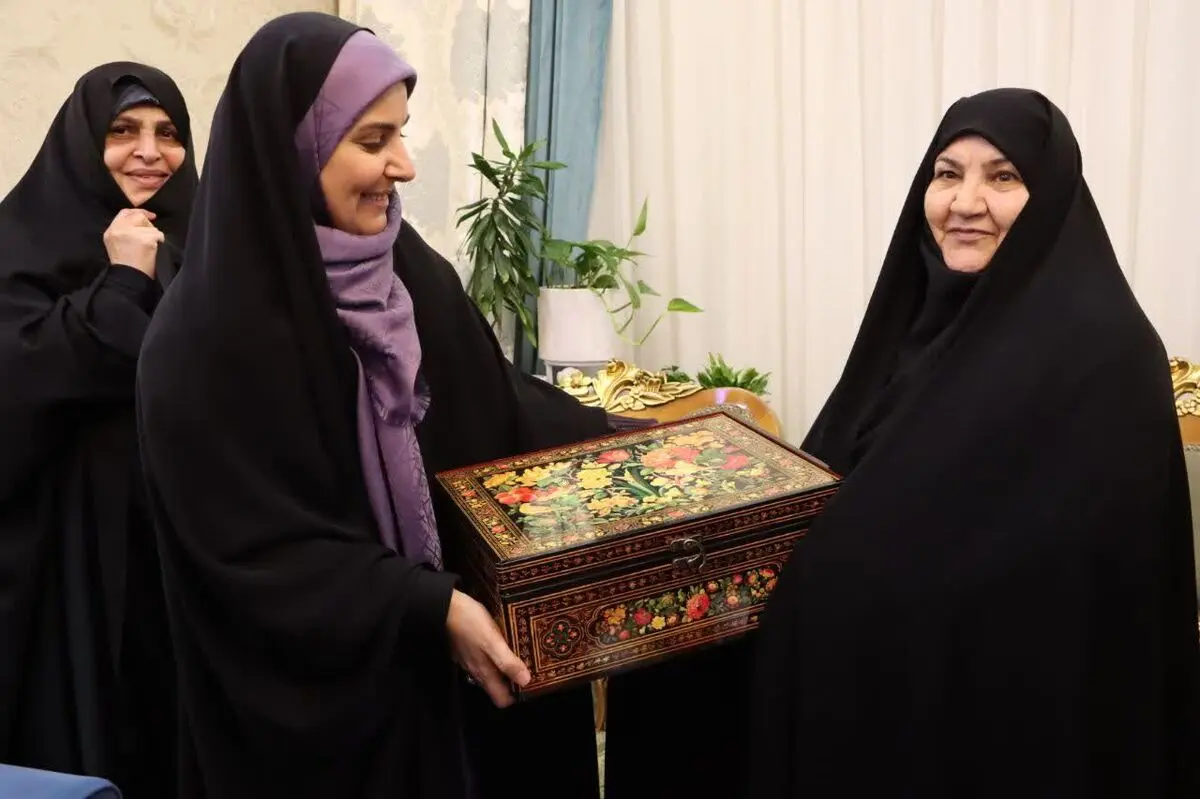 دیدار وزیر راه و شهرسازی با خانواده شهید سردار شوشتری