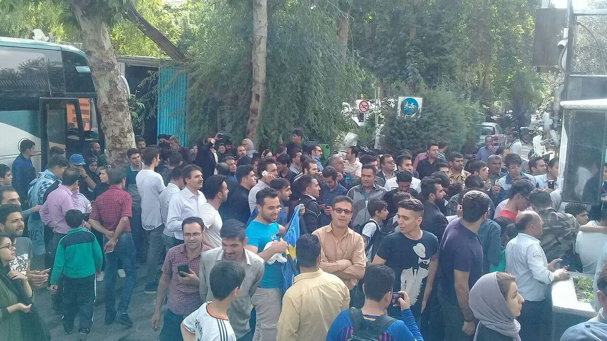 از ورود تماشاگران با لباس آبی معذوریم/ ذوب آهن به اصفهان خوش آمدی!(عکس)