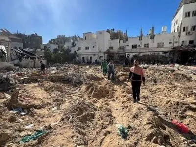 جریمة مروعة.. جرافات إسرائیلیة دفنت فلسطینیین أحیاء فی محیط مستشفى کمال عدوان