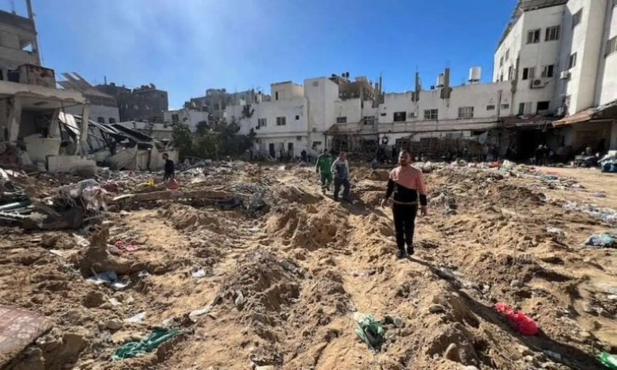 جریمة مروعة.. جرافات إسرائیلیة دفنت فلسطینیین أحیاء فی محیط مستشفى کمال عدوان