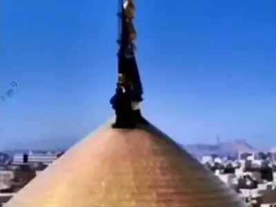 تعویض پرچم گنبد حرم حضرت معصومه (س) + فیلم