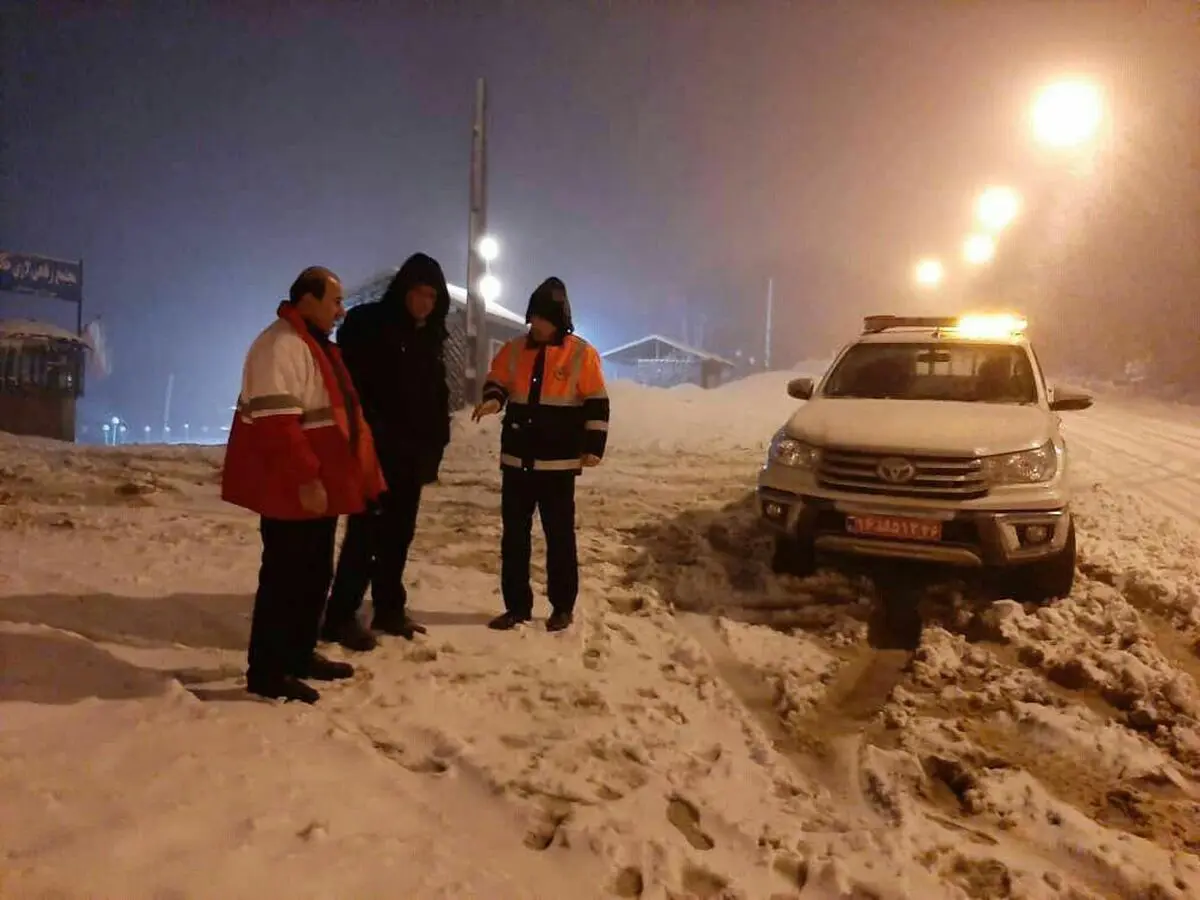 امدادرسانی پرسنل و امدادگران جمعیت هلال احمر در محور لاریخانی شهرستان سیاهکل/ ریزش برف در مسیر تردد همچنان ادامه دارد