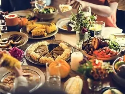چرا شام را باید پیش از ساعت ۹ شب بخوریم؟ + اینفوگرافیک