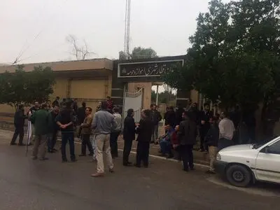 یک ماه از طلب کارگران «متروی اهواز» پرداخت شد/ادامه تجمع در مقابل سازمان قطار شهری 