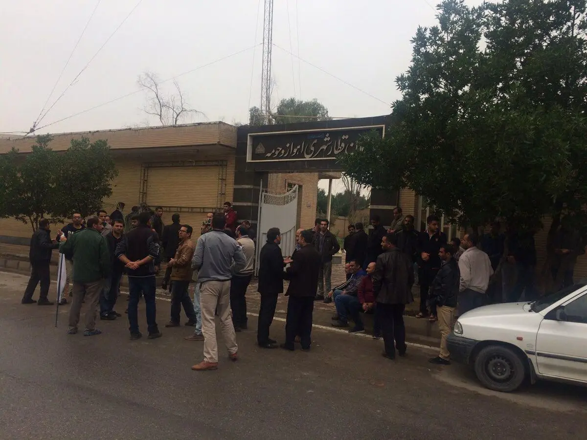 یک ماه از طلب کارگران «متروی اهواز» پرداخت شد/ادامه تجمع در مقابل سازمان قطار شهری 