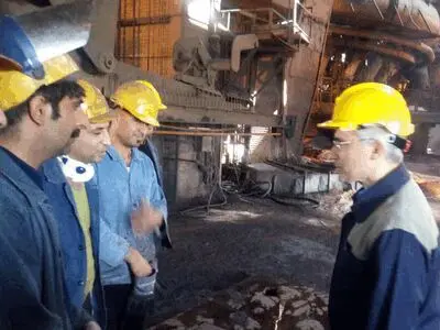 حضور یزدی‌زاده در اولین دقایق سال ۱۳۹۹ در کنار تلاشگران ذوب آهن اصفهان
