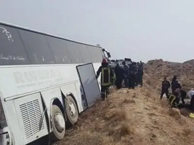 تصادف سرویس حامل کارگران در اصفهان ۲۴مصدوم داشت