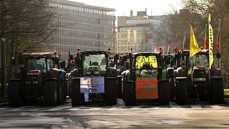 عبور کشاورزان معترض از موانع پلیس در بروکسل