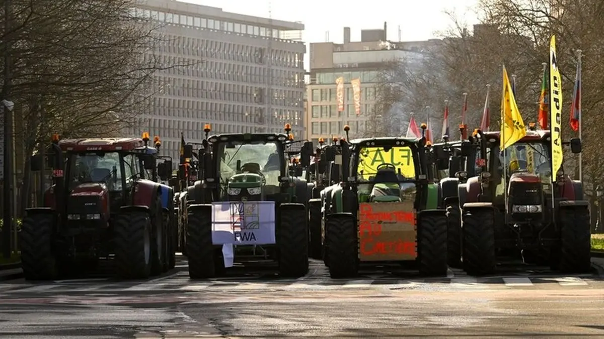 عبور کشاورزان معترض از موانع پلیس در بروکسل