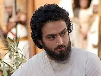 پاسخ جالب مصطفی زمانی به سوال مجری عرب: نقش عمر و عثمان را بازی میکنی؟