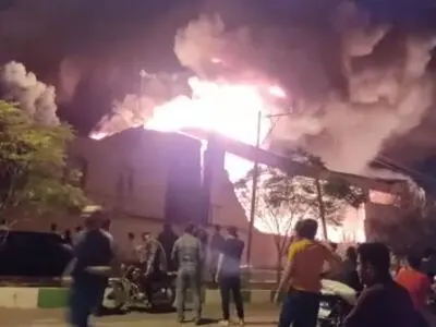 کارخانه فرش«ماندگار پارس کاشان» در آتش سوخت/ ابهام درباره آینده شغلی کارگران