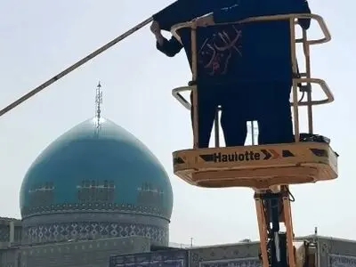 سیاه پوشی حرم رضوی برای ورود به ماه محرم توسط خدام + فیلم