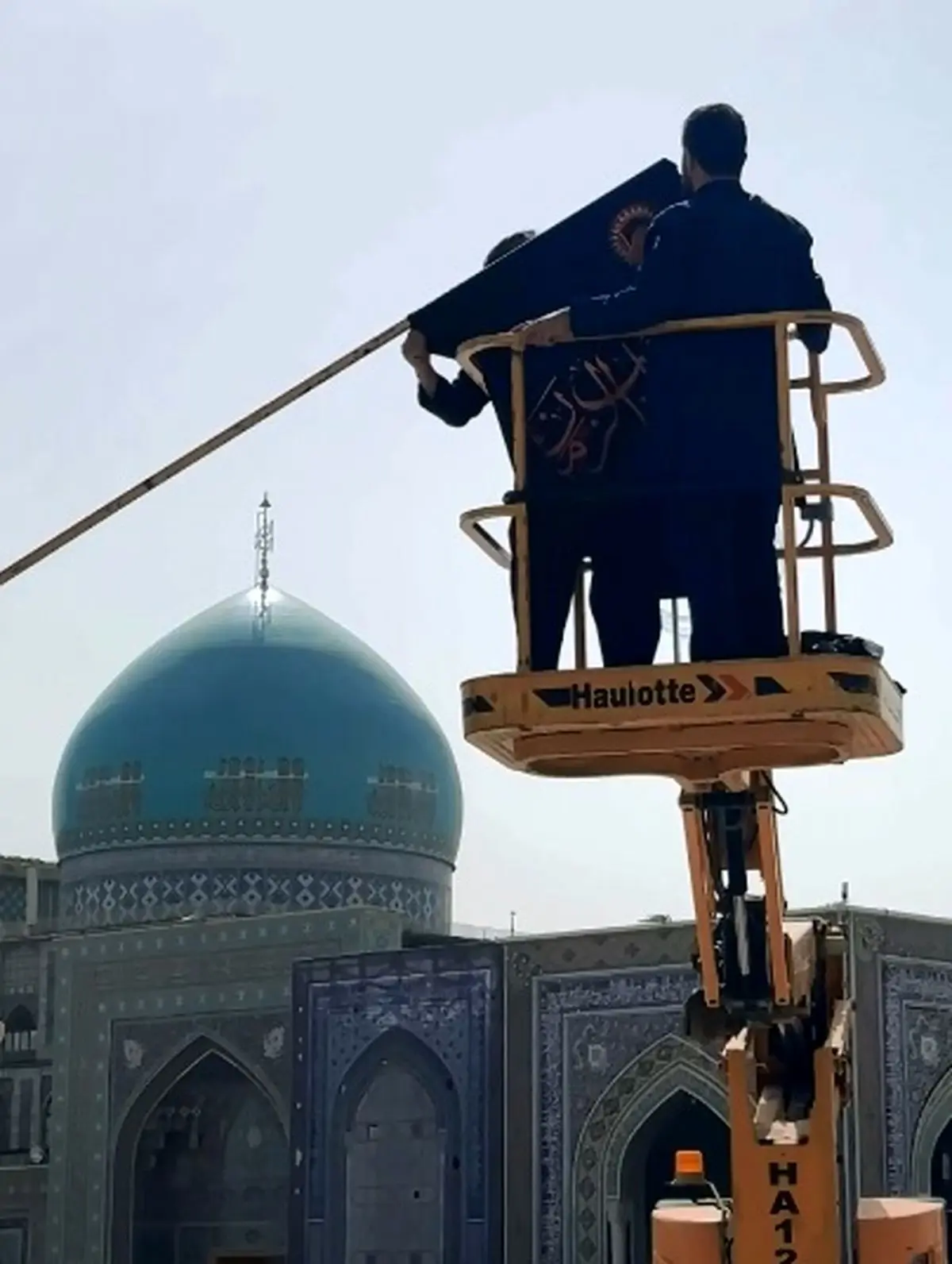 سیاه پوشی حرم رضوی برای ورود به ماه محرم توسط خدام + فیلم