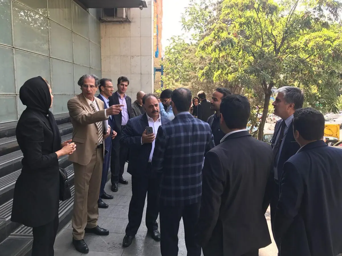 تجمع وکلا در اعتراض به برگزاری آزمون مرکز مشاوران حقوقی قوه‌قضاییه