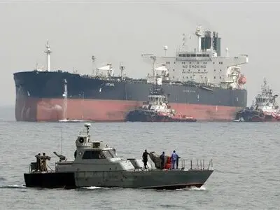 Iran Navy foils pirate attack on oil tanker in Gulf of Aden