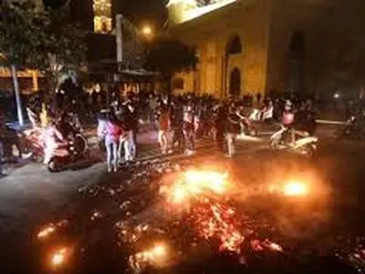 شعارهای «ایران ایرانِ» شهروندان لبنانی در اعتراض به لغو پرواز تهران- بیروت/فیلم