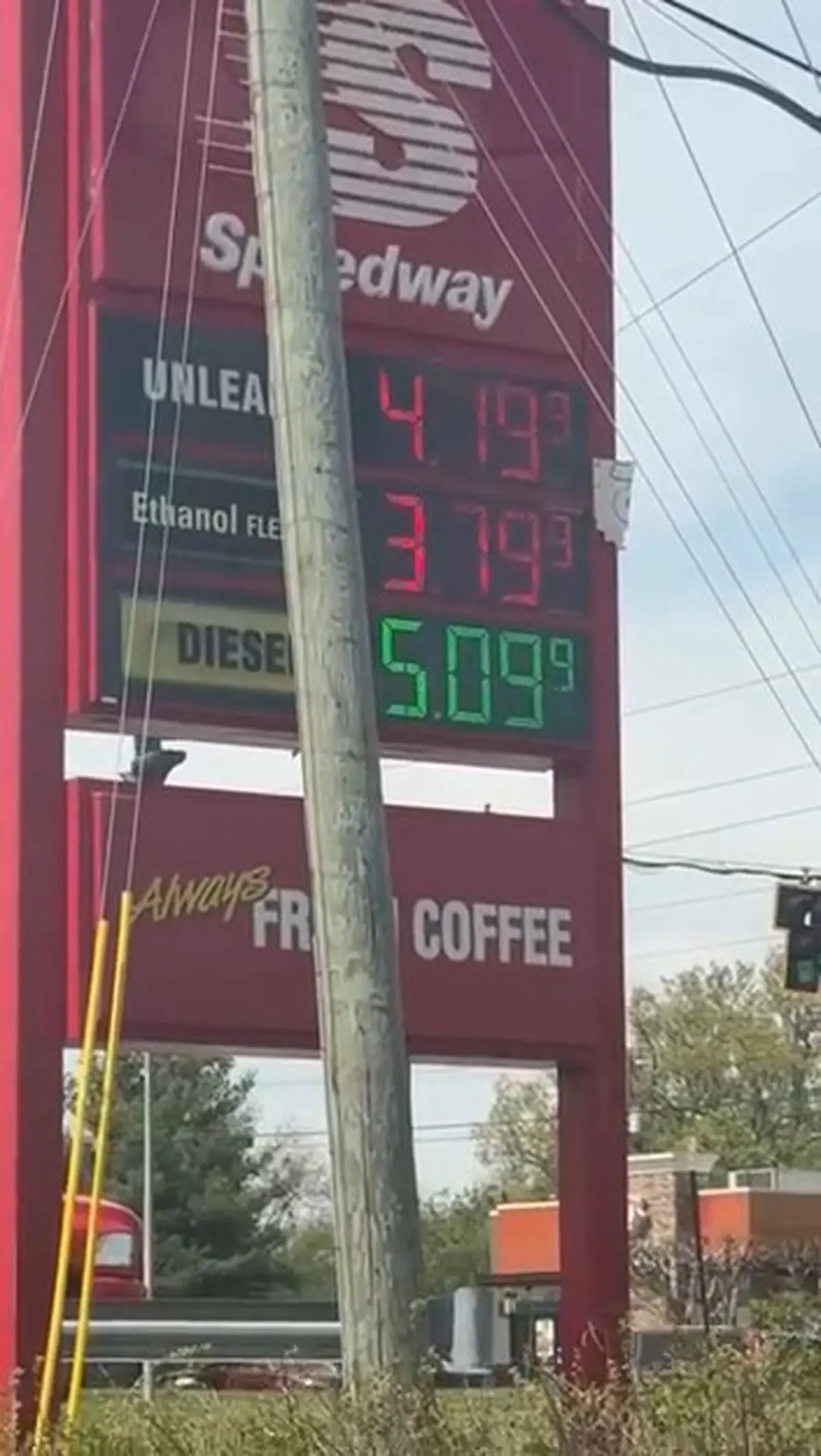 واکنش شگفت انگیز شهروند آمریکایی به بنزین گالنی ۴.۱۹ دلاری+ فیلم