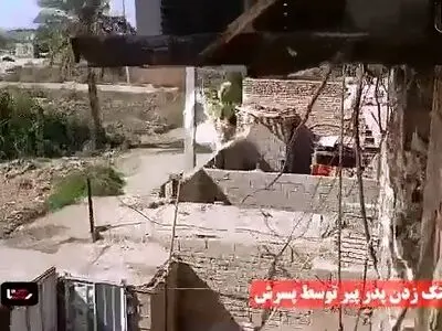 فیلم لحظه تلخ کتک زدن پدر پیر توسط پسرش / پلیس آبادان او را بازداشت کرد