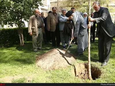 کاشت نهال توسط مقام معظم رهبری در هفته منابع طبیعی