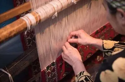 دردسرهای یک زن قالیباف با بیماری‌های جسمی فراوان/ ۲۳ سال حق بیمه دادم حالا برای بازنشستگی ۱۵۰ میلیون تومان اضافه می‌خواهند!