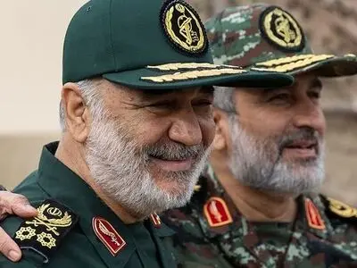 سرلشگر سلامی دریافت نشان فتح را به سردار حاجی‌زاده تبریک گفت