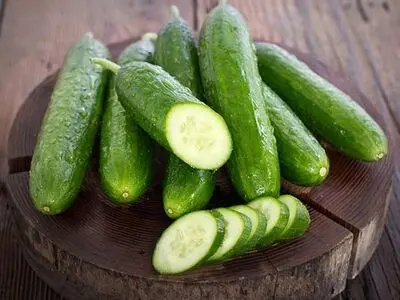 ۱۱ خاصیت جادویی آب خیار برای سلامت و جوانسازی پوست صورت