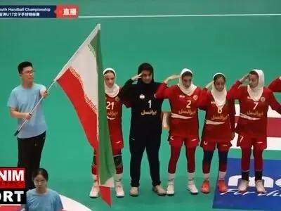سلام نظامی دختران هندبالیست ایران پیش از بازی با ژاپن در مسابقات قهرمانی آسیا + فیلم