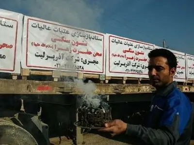 اولین محموله ستون های سنگی صحن مطهر حضرت زهرا(ع) بارگیری شد
