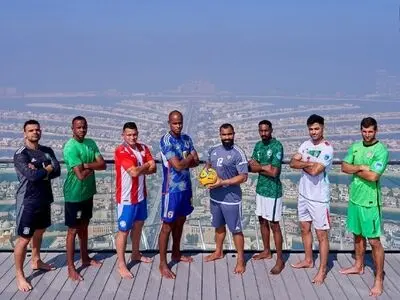 کاپیتان تیم ملی فوتبال ساحلی ایران در جمع کاپیتانهای هشت تیم رقابتهای بین قاره ای