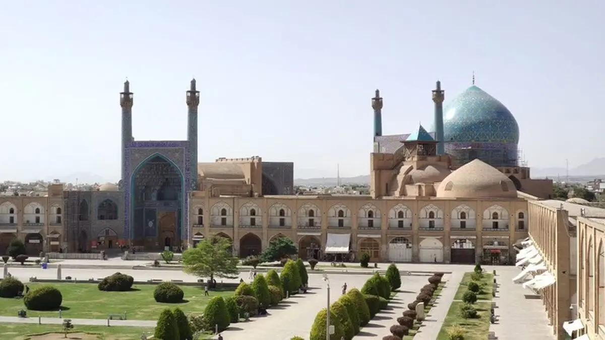 بزرگترین گنبد کاشی‌کاری جهان پس از 14 سال از حصار داربست‌ها خارج شد