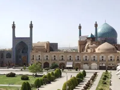 بزرگترین گنبد کاشی‌کاری جهان پس از 14 سال از حصار داربست‌ها خارج شد