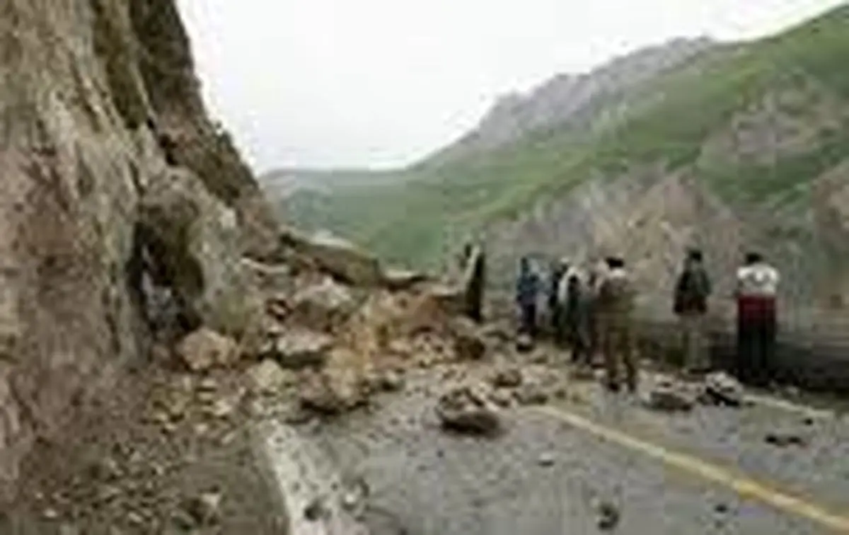 ریزش کوه در محور زنجان - تهم- چورزق/ درخواست 4 میلیارد اعتبار برای نوسازی ماشین‌آلات
