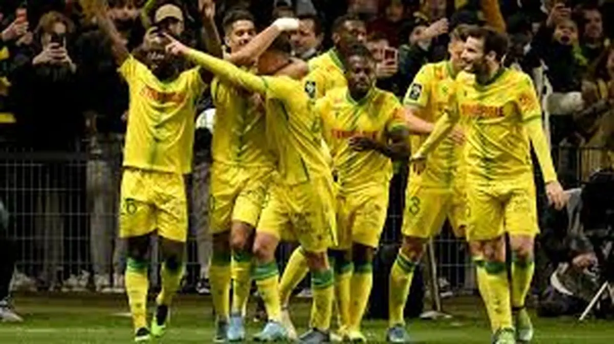 اقدام تحسین برانگیز دروازه بان تیم تانت برای کمک به افطار بازیکنان مسلمان + فیلم