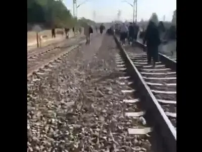 پس از اختلال در خط ۵ مترو، مسافران درب‌های خروج اضطراری را باز کرده‌اند و وارد ریل مترو شده‌اند + فیلم