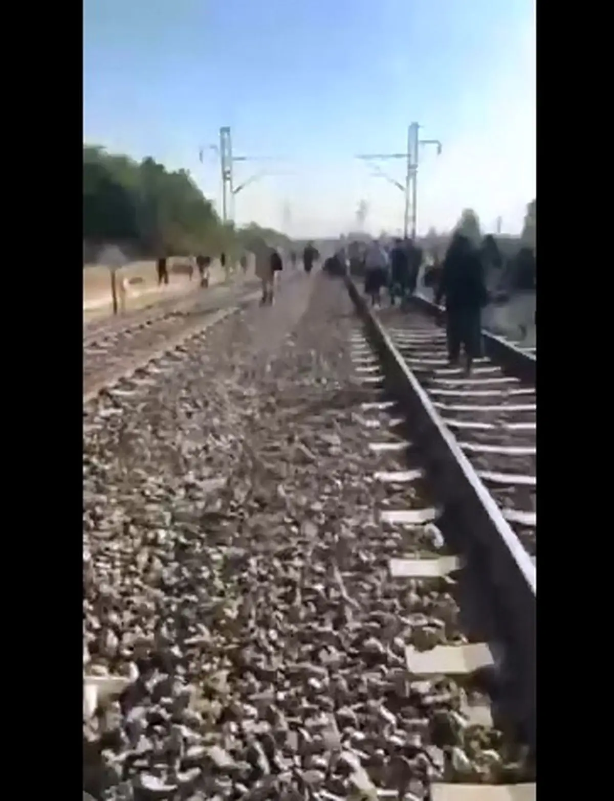 پس از اختلال در خط ۵ مترو، مسافران درب‌های خروج اضطراری را باز کرده‌اند و وارد ریل مترو شده‌اند + فیلم
