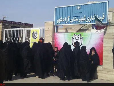 کارگران معدن زمستان یورت همراه خانواده مقابل فرمانداری جمع شدند