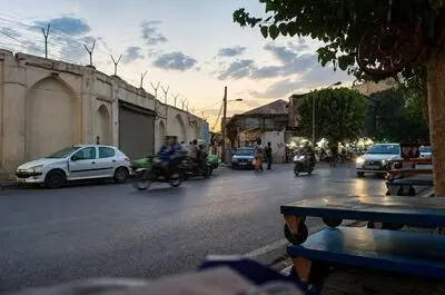 اینجا «همه» فقیرند/ ملت نان را هم نسیه می‌خرند/ تزریق هروئین در چندقدمی یک مجتمع تجاری غول‌پیکر!