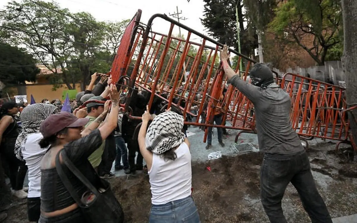 درگیری میان معترضان و پلیس در برابر سفارت اسرائیل در مکزیک