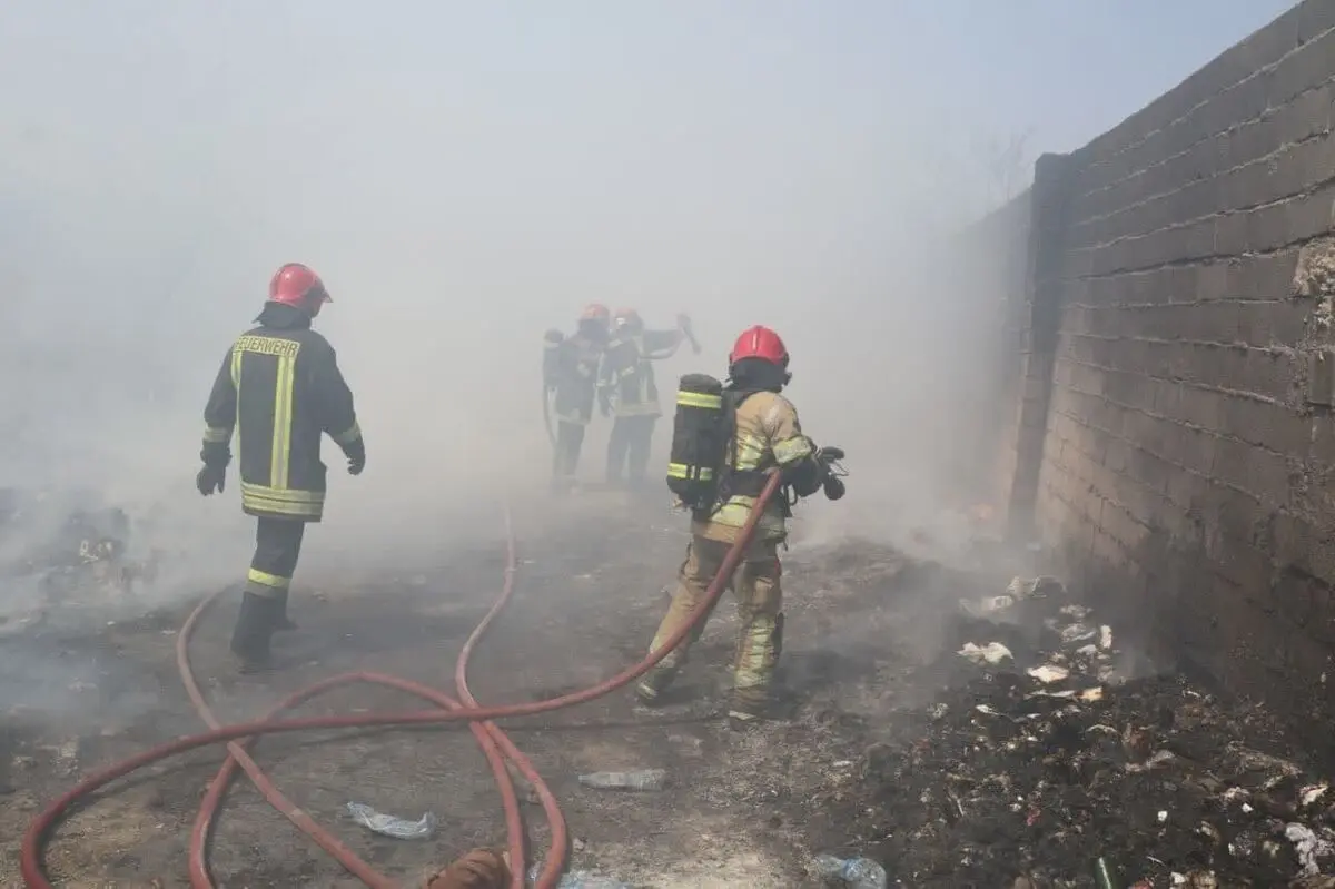 مهار حریق انبار ضایعات 1000 متری در شهرستان بیرجند / 30 رأس گوسفند از دود غلیظ نجات پیدا کردند
