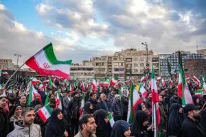 تصویری از تازه عروس و داماد در تجمع میدان انقلاب تهران