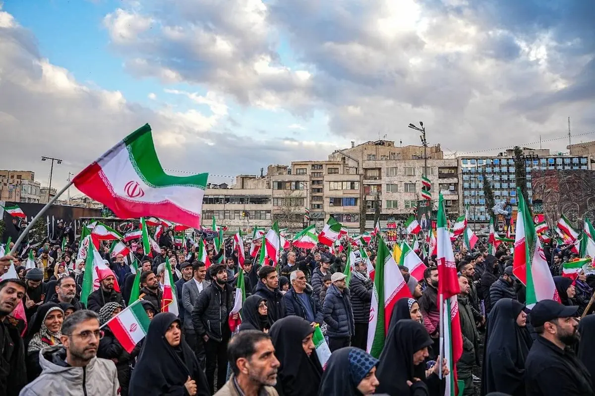 تصویری از تازه عروس و داماد در تجمع میدان انقلاب تهران