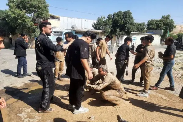 در سوگ و ماتم حسینی با آیین گل مالی در لرستان