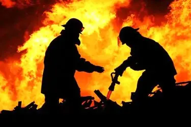 مصدومیت دو آتش‌نشان در حریق مجتمع مسکونی سمنان 