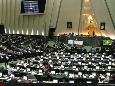 سکوت نمایندگان هنگام سخنرانی شریعتمداری/ بازگشت نظم در پارلمان