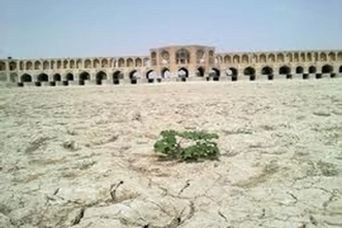 انتقاد به افرادی که می‌خواهند از نمد زاینده‌رود برای خود کلاهی ببافند